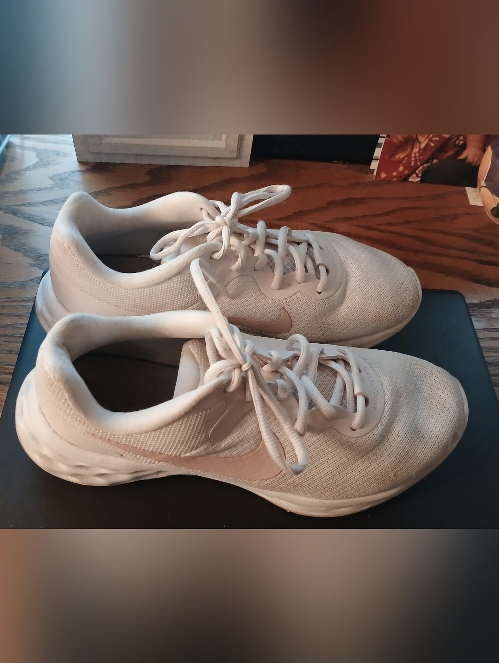 Women’s Lightweight Lace-Up Nike Sneakers in Off-White